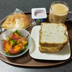 パンドクレム - 紅茶のミニブレッドにだし巻きを挟んでサンドイッチにしました