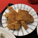 ぎょうざのじんべえ - 鶏の唐揚げ。これがウマイ。