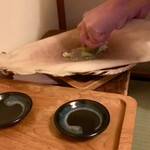 日本料理 梅林 - 目の前のエイの皮で山葵をおろす