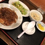 歓迎 - 牛すじご飯と餃子