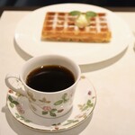 Kafe Guran She - プレーンワッフルセット(1,260円)
                      ホットコーヒー付き