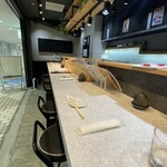 立喰い寿司 鮨處八千代 - 先客が去り、独り占め。