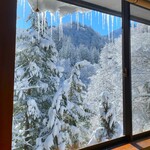 Jippensha - 窓からの眺め。つららと雪が素敵。