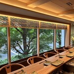 焼鳥火團 - 大きな窓が特徴的な開放感のある店内です。