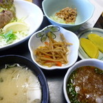 寿司吉 - 副菜もきんぴら＆納豆＆漬物＆味噌汁付きで７５０円ヽ(´∀｀*)ﾉﾜｰｨヽ(*´∀｀)ﾉﾜｰｨ