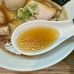 中華蕎麦 仁香 - 「特製醤油蕎麦」のスープ
            2024年1月18日