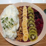 かき氷&デザート&カフェ ボンジョルネ - アサイー氷  1,700円✨ミルクシロップのかかった氷、グラノーラ、バナナ、キウイ、アサイースムージーにブルーベリーとラズベリー上からはちみつ。平皿の美しいかき氷です♡