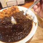 キッチン REST - うん、ココイチの3-4辛くらいな辛さ。十分な辛さ。そして、破格の美味さ。
      
      この前もチキン南蛮を食べて感激でしたが、カレーもそれ以上。
      この店は神が営むレストランなのか？
      この界隈では、カレー倶楽部ルウが最強だと思っていましたが、このカレーのほうが美味い。