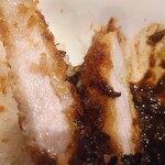 キッチン REST - カツがアツアツでジューシー。
      カラッと揚がっています。