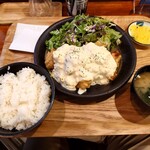 キッチン REST - で、到着。
      チキン南蛮定食。
