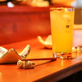 タヌキをモチーフにした箸置きをはじめ、愛情こもった手作り食器