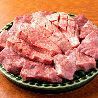 An assortment of extremely fresh items such as thick-sliced tongue, thick-sliced liver, and yukhoe♪