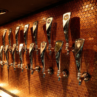 クラフトビールが２４タップ。全タップ２H飲み放題で３６００円