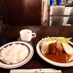 レストラン コニシ - ハンバーグと目玉焼き