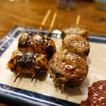 もつ焼き煮込み 楓 - マルチョウ串、豚ばらしそ巻き