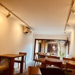 Umezono Kafe Ando Gyarari - 外からは想像しにくい洋風な店内