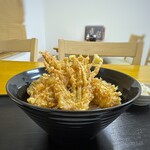 Yanagibashi Shokudou Seichan - ◆海老天丼・・天ぷらは揚げたて。 大きめの海老2尾、カボチャ、茄子、エノキなどが盛られボリュームがありますね。