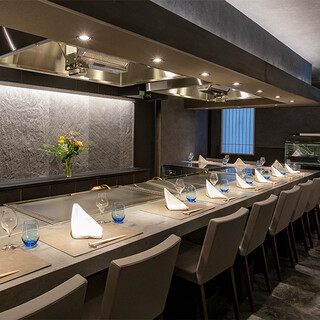 目の前で仕立て上げられる鉄板料理の数々を五感で体感