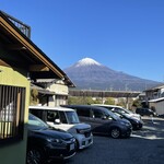 うるおいてい 本店 - お店の前から見える富士山は絶景です！