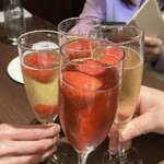 LOBBY LOUNGE 東京 HIBIYA BAR - 苺のシャンパンでかんぱーい！