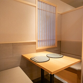 季節の移ろいを感じる清々しい個室はご会食やご接待に最適。