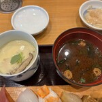 函館市場 - 茶碗蒸し・赤だし