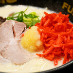 Hakata Fuuryuu - 紅ショウガ、にんにく、辛子高菜をたっぷり入れて大満足。