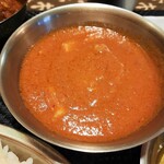 アンナプルナ - ラールカレーは辛さ1の甘口、しっとり柔らかチキン入り♪トマトの爽やかな酸味と甘味にバターやクリームのコクがマイルド