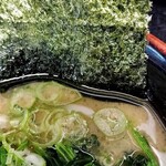 横浜家系らーめん 雷家 - スープの表情。油普通でこの鶏油の層は六角家を思い出します。