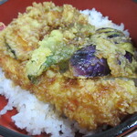 さくら井そば屋 - 天丼は、海老、ピーマン、かぼちゃ、なす。