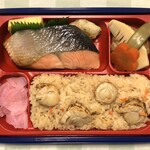 旬海堂 - 陸奥湾産帆立の炊き込みご飯とキングサーモンの特選弁当