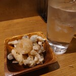 天ぷら Dining ITOI - しめじの天ぷら土佐酢かけに黒霧島の水割り