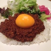 たくあん・牡丹亭 - キーマエッグカレー
                生卵かと思ったら、黄身にしては巨大。茹玉子でした。カレーはドミが効いた感じで甘辛旨い。