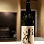 多仁本 - なんと！
      最後は黒龍の「しずく」ですよ♪
      これは、本当に美味しい。好み。
      少しシャープなのに、とても柔らかい。エレガンス溢れる一献です。