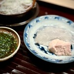 多仁本 - ■カワハギのしゃぶしゃぶ
      どーーん！めちゃめちゃ旨い(^^)
      刺身で肝を包んで、軽〜くしゃぶしゃぶと…
      お葱と一緒に、これまた、仕立てのまったく違うチリ酢で♪