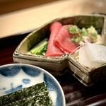 多仁本 - 多仁本さんでは、鮪は海苔といただくのが定番。
      この日の鮪も、バランス最高でとても美味しかった！
      まぐろに合わせて、わざわざブルゴーニュの古酒を出してくださる。
      泣ける…(ToT)