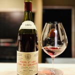 多仁本 - もう！ありがとうございます♪
      フィサンの1er Cru. クロ・デュ・シャピトル。
      これまた40年熟成ですよ！
      全然へたれてないし、酸はきれいに溶け込んで、ちょっとした出汁感も出てる。和にもピッタリ。