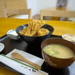 Yanagibashi Shokudou Seichan - メニューを見ると海鮮丼も美味しそうでしたけれど、初志貫徹で「海老天丼（1,000円：税込）」を。