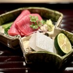 多仁本 - ■お造り（本鮪・泥障烏賊）
      めちゃめちゃ包丁の仕事が入っている泥障烏賊。
      身質がしっかりしていますが、口の中に長く残すと、甘みの変化が楽しい。