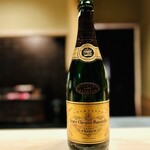 多仁本 - どうして、こんな素晴らしいシャンパーニュを開けてくださる？(^^)
      ヴーヴ・クリコ・ポンサルダンの1988ヴィンテージ！！
      まだまだ生き生き。
      樽由来の香ばしさが、蒸留酒のような深みを出して美味。