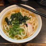 手打うどん すみた - かまぼこ、わかめ、ねぎがのったかけうどん