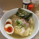 手揉み中華そば 中村 - 料理写真:特製塩中華そば。1,330円という価格だが、ラーショの中サイズでも今やそのぐらいの値段。この惜しげもないトッピング類を考えると妥当な一杯かも。