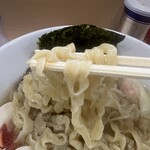 手揉み中華そば 中村 - 中村の中村たる所以の「手揉み麺」こいつが素晴らしく旨いのだ。無骨に幅が違う形状は啜る楽しさを生み出して、加水率の高さが喉ごしの良さを出している。完璧。