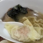 手揉み中華そば 中村 - 雲呑は具がしっかり。2個入ってるのも嬉しい。