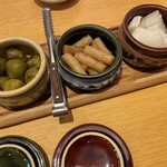 とんかつ玉藤 - お漬物 小茄子 ごぼう 大根