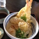 本格手打ちうどん とも作 - 天ぷらぶっかけ