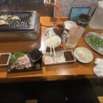 Taishuu Yakiniku Yamaniku - ネギ塩Pタン、赤盛り、せせり、酢もつ