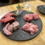 まぐろ小屋 別邸 - お造り盛り合わせ　中トロ、大トロ、脳天、大トロ炙り