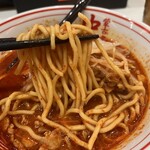 蒙古タンメン中本 - 唐辛子をまとった中太の短い麺。