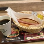 フレッシュネスバーガー - モーニングセットの中から、
            1番シンプルな
            プレーンドッグとホットコーヒーの
            セット(税込420円)をチョイス。